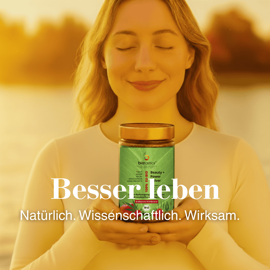 Lächelnde Frau hält Bio-Nahrungsergänzung Beauty + Power Pulver bei Sonnenaufgang – mit Bio Spermidin, Antioxidantien und EU Health Claims für Zellgesundheit, Haut, Haare und Energie