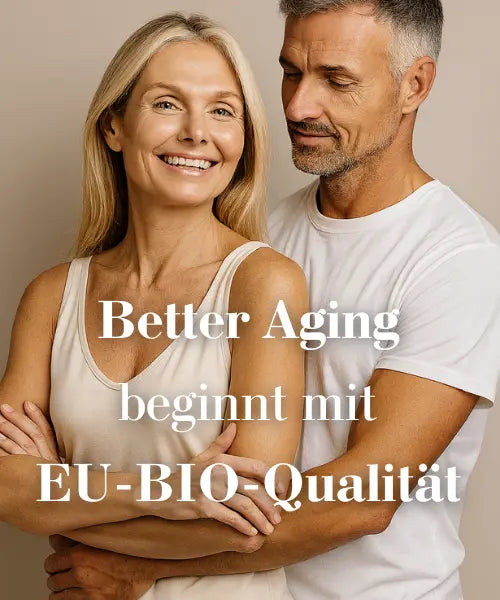 Vitales Paar in heller Kleidung – Symbol für Better Aging mit zertifizierter EU‑BIO‑Qualität